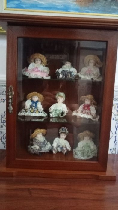Conjunto de Móvel e Bonecas de Porcelana