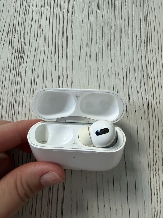 зарядний футляр (кейс) та правий навушник Apple AirPods Pro