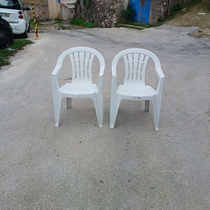 Cadeiras de plástico brancas