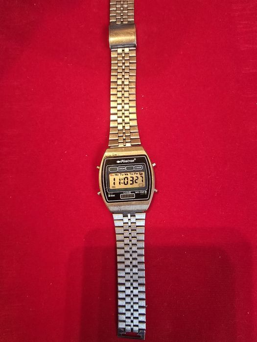 Zegarek elektroniczny Piratron bardzo cieniki