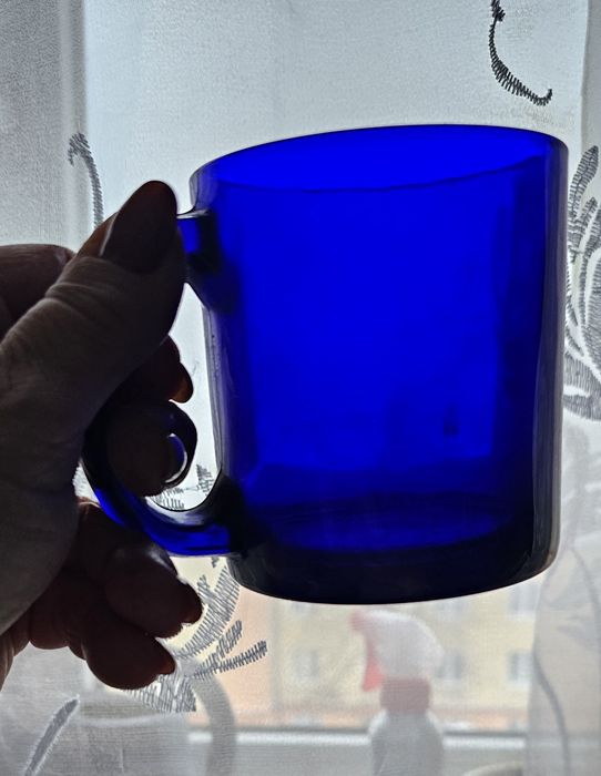 Piękny kobaltowy kubek
