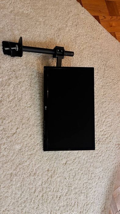 Монитор 60 герц, на кранштейне