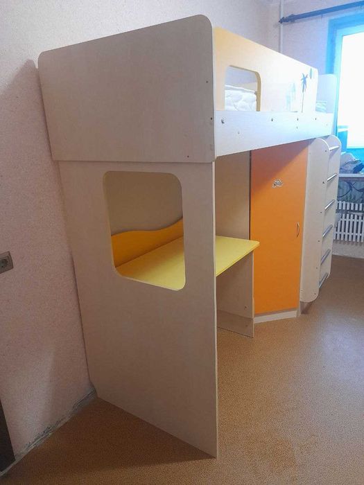 Кровать-чердак б/у+стол+шкаф+матрас хорошее состояние