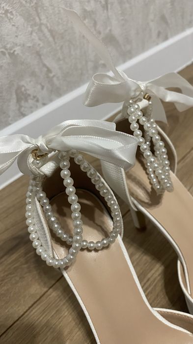 Весільні білі туфлі