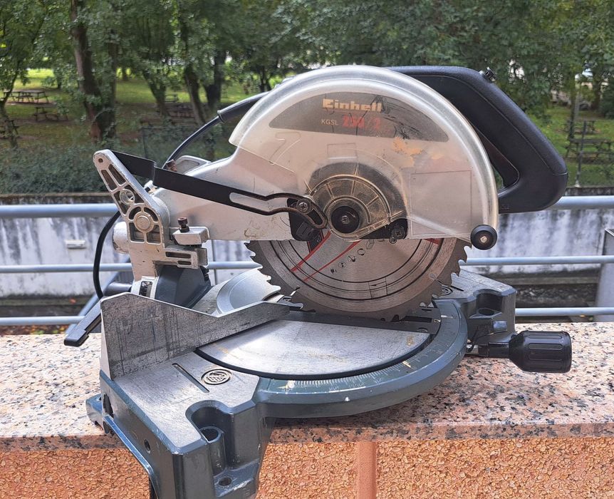 Maquina de corte em esquadria