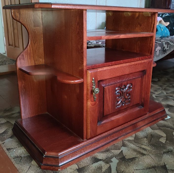 Дубова вітрина та тумба під телевізор в відмінному стані