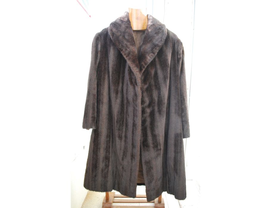 Casaco comprido de pele sintética dos anos 60