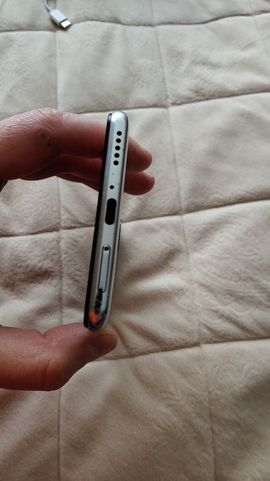 Продам смартфон Poco F3