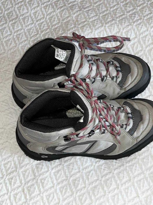 Жіночі трекінгові черевики Quechua (Decathlon)