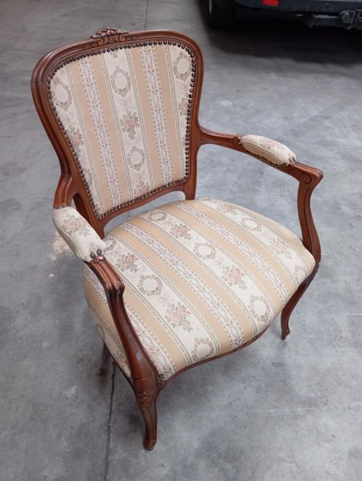 Piękny antyczny fotel Ludwikowski