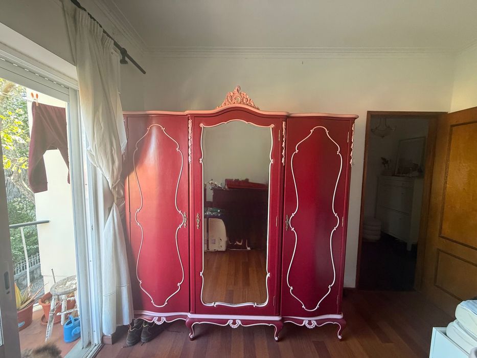 Armário vermelho para menina