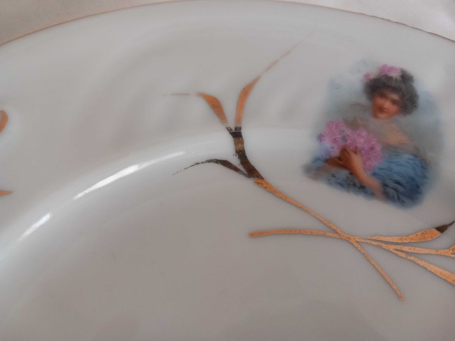 Bonito prato boleiro / torradas em porcelana relevada da Vista Alegre