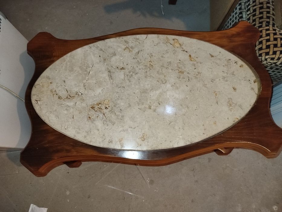 Mesa de apoio com tampo de pedra