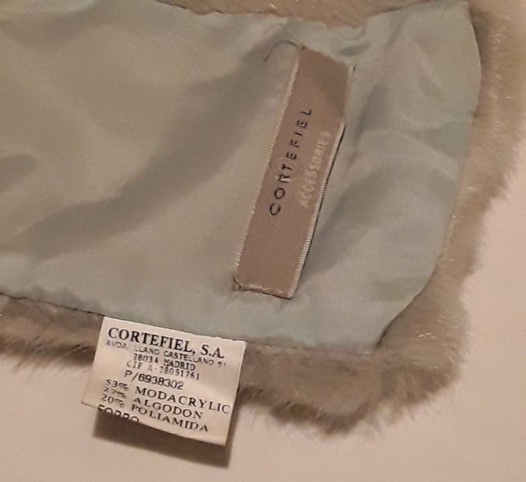 Gola ou Estola em pêlo sintético cinza da Cortefiel