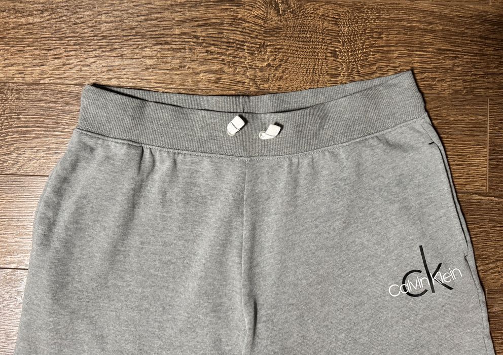 Спортивные штаны Calvin Klein .