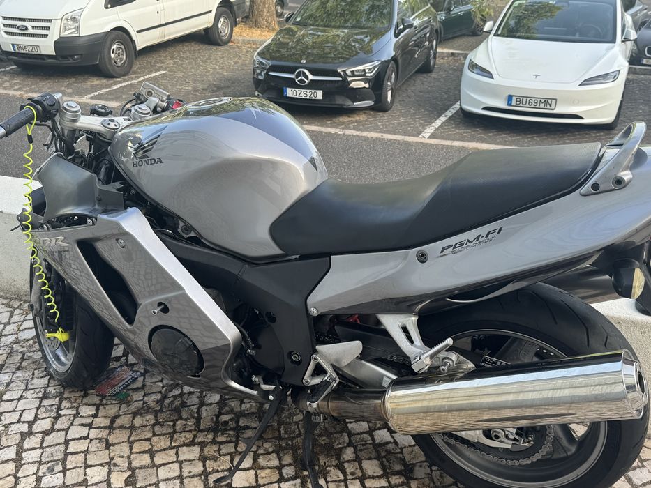 Mota CBR 1100 XX ( acidentada )