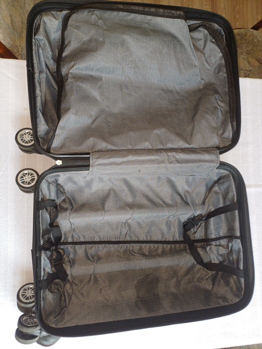 Чемодан для ручной клади