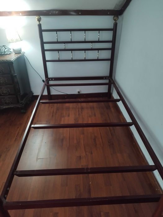 Cama com estrado