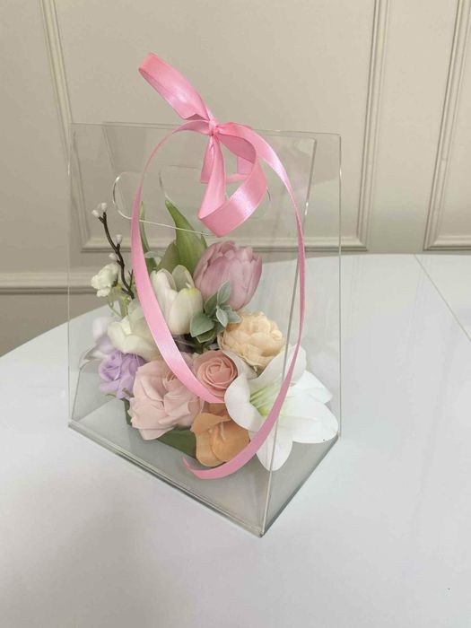 Elegancka torebka z przezroczystej plexy z kwiatową kompozycją