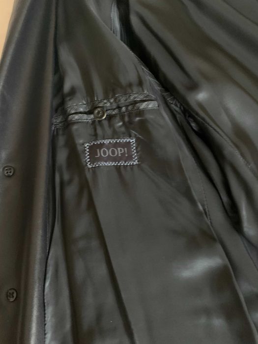 чорний кожаний плащ