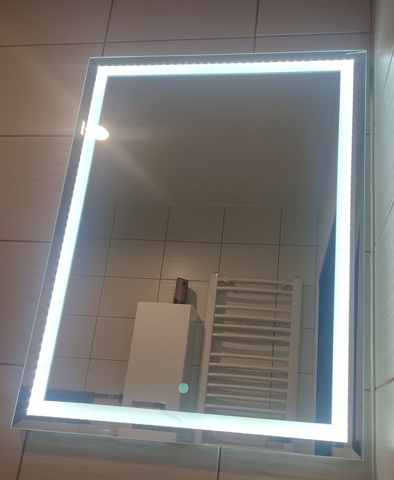 Lustro z oświetleniem LED ( 60x 90 cm )
