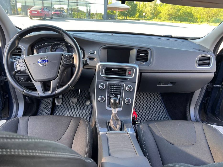 Продам власний Volvo V60 1.6 disel. Надійний французький двигун. Машина в гарному стані.