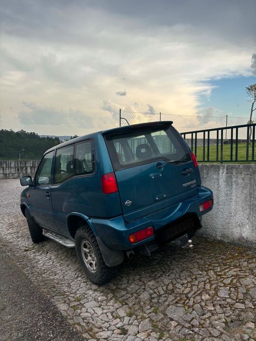 Nissan Terrano 2 fase 1 com 4 pneus de monte e 4 de estrada o jipe está em bom estado