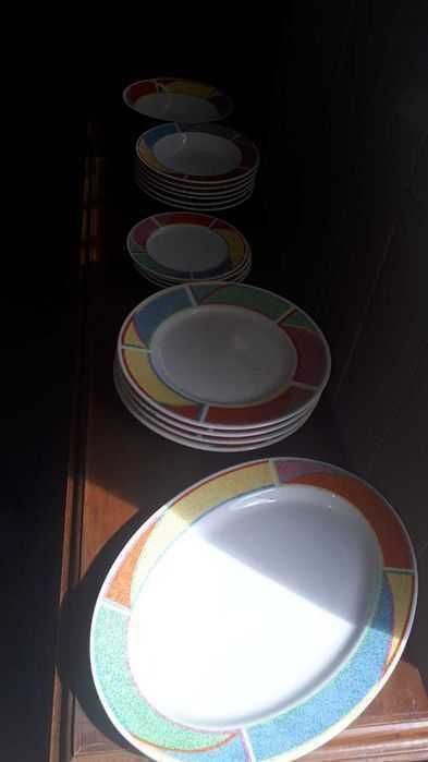 Pratos, travessa e saladeira- tudo por 15 euros.