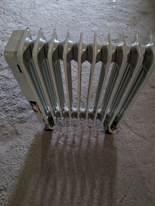 Radiador a Óleo Elétrico (9 Elementos) – Portátil com Rodas