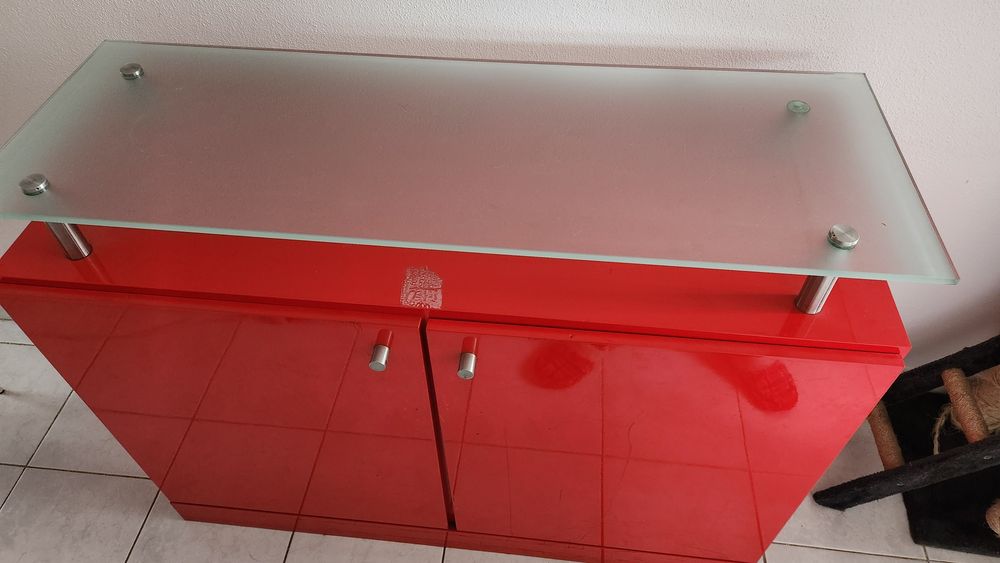 Móvel com prateleira em vidro lacado