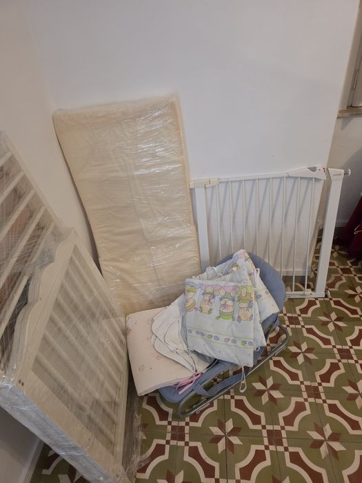 Cama de grades e espreguiçadeira