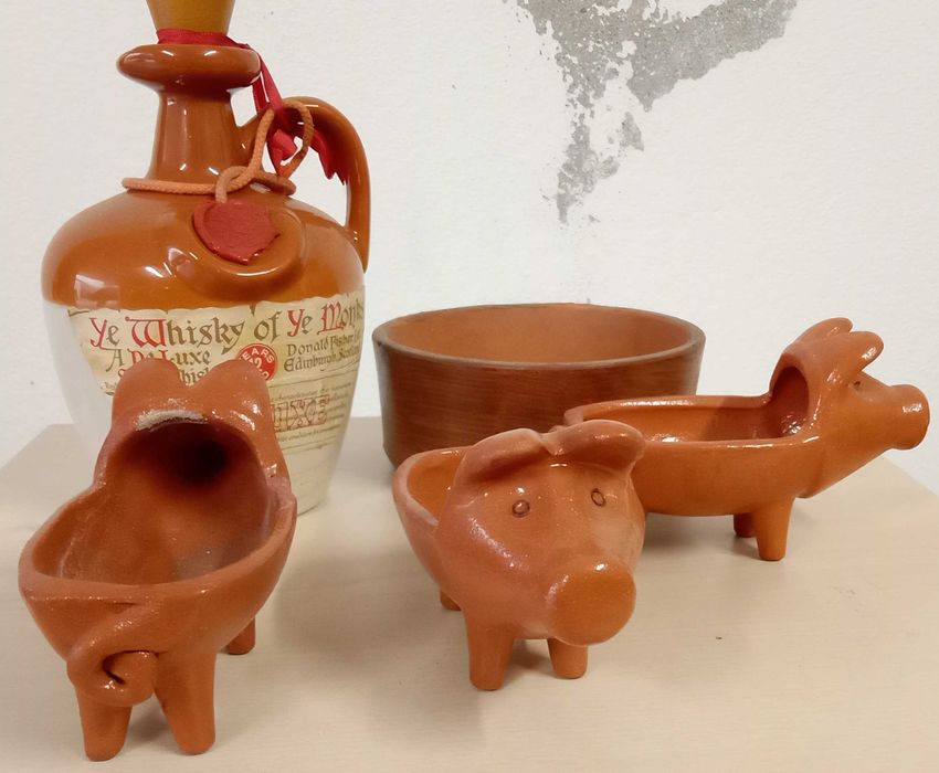 Porquitos, taça e garrafa em barro, tudo por 7€