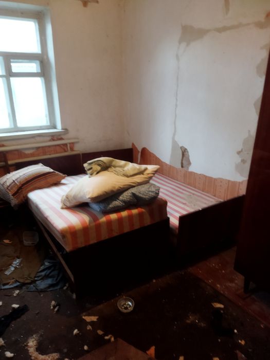 Меблі шафа тумбочки крісла дівани
