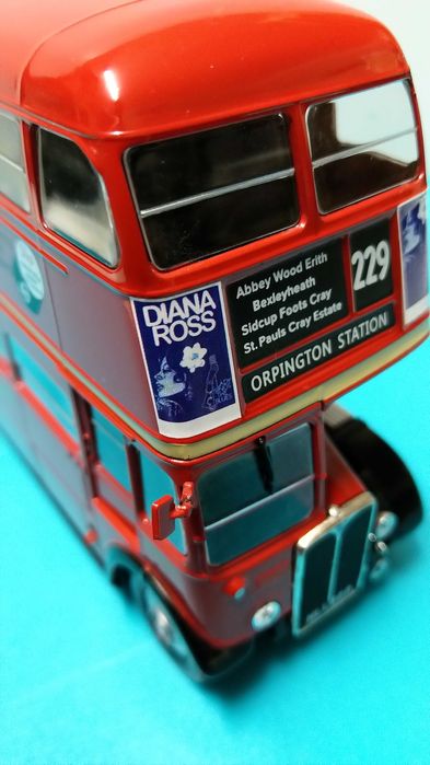 AEC Regent III RT - Red Bus: Miniatura autocarro Londres - escala 1/43
