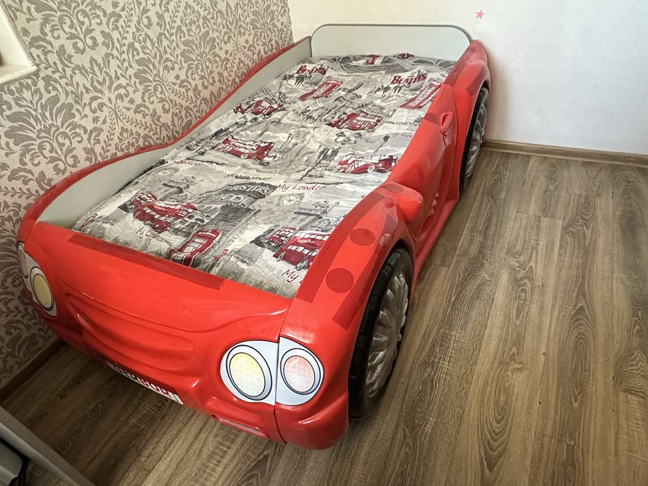 Дитяча спальня і ліжко машинка