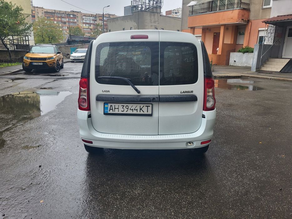 Lada Largus 2014 газ-бензин 1.6