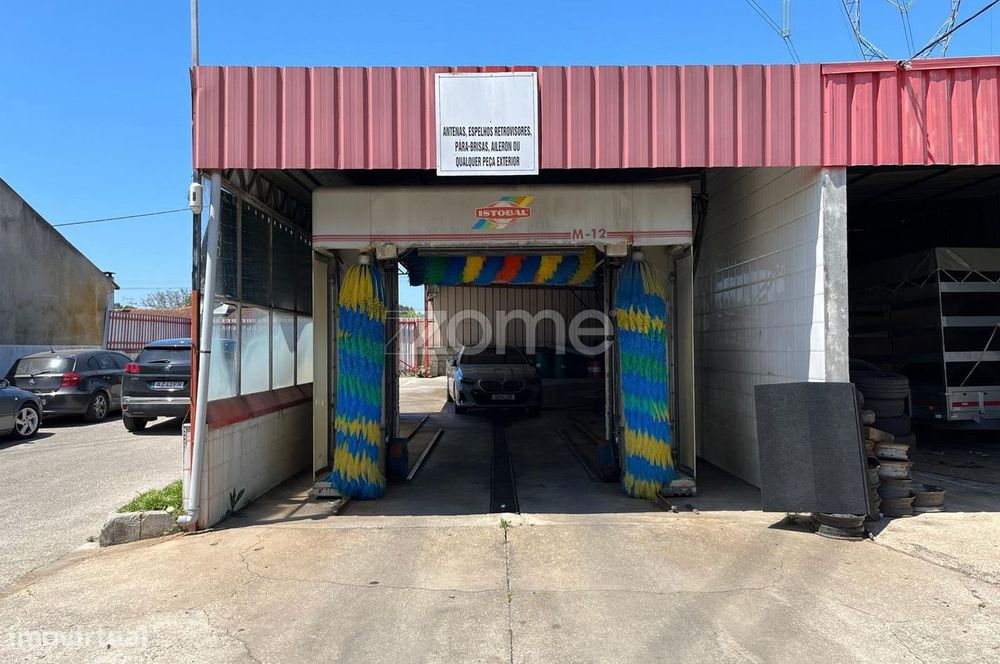 Armazém com 635M2 de área coberta num Terreno de 1900m2
