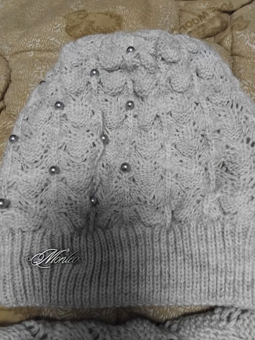 Женская вязаная шапочка