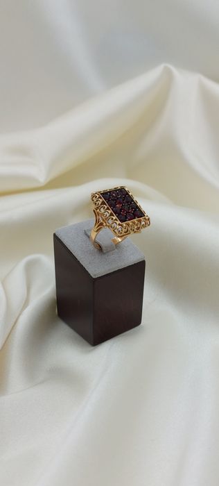 Pierścionek złoty z granatami