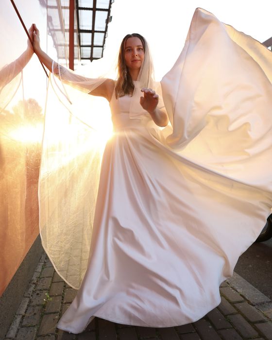 Весільна сукня з атласу, відкрита спина, корсет, розмір L