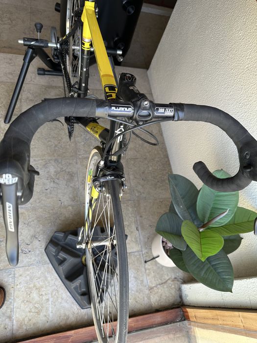 Biciclera e rolos de fixar