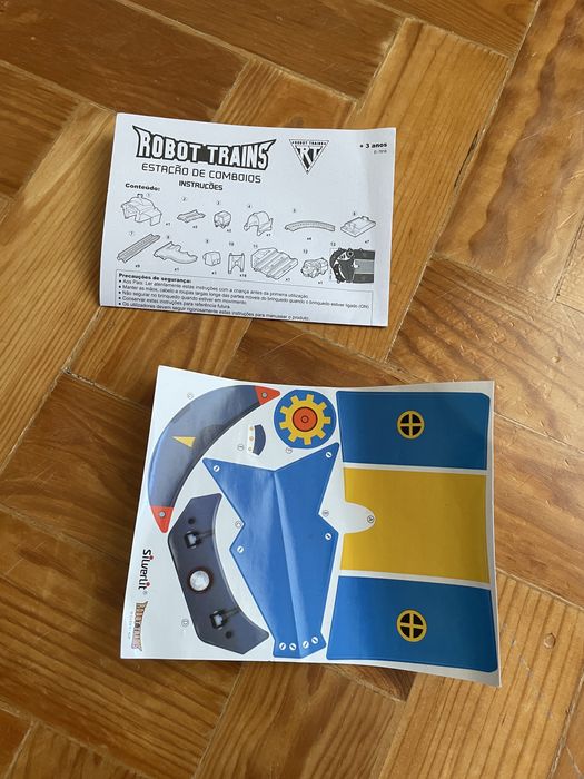 Robot trains pista e esta ao de comboios