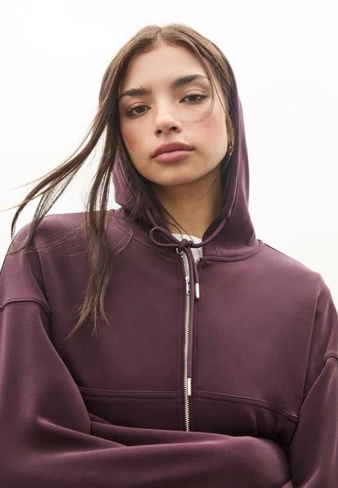 Укорочена зіп-худі від Stradivarius.