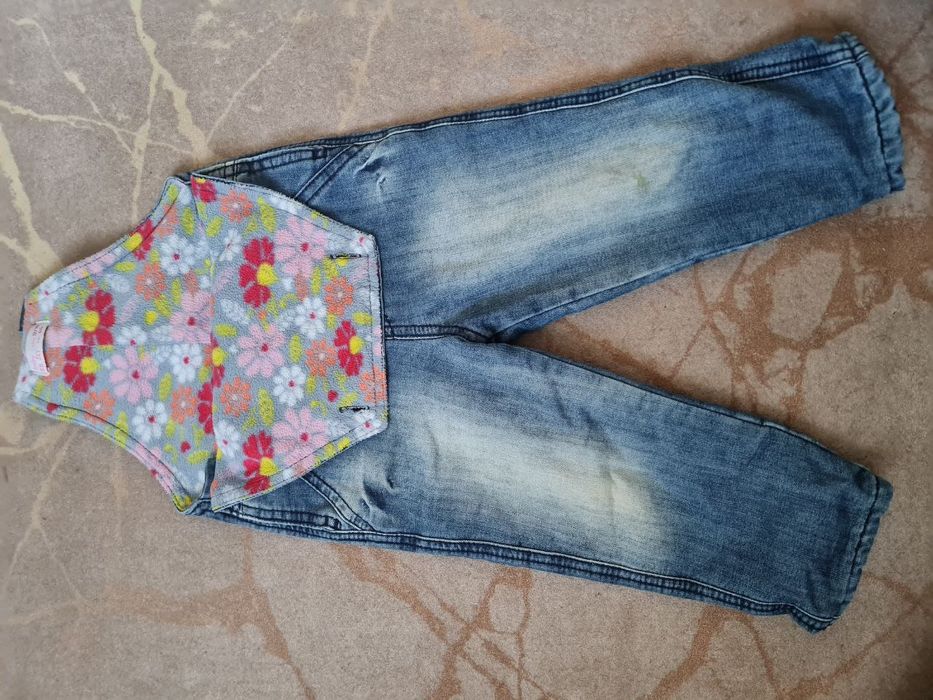 Продам утеплений джинсовий комбінезон на дівчинку 86