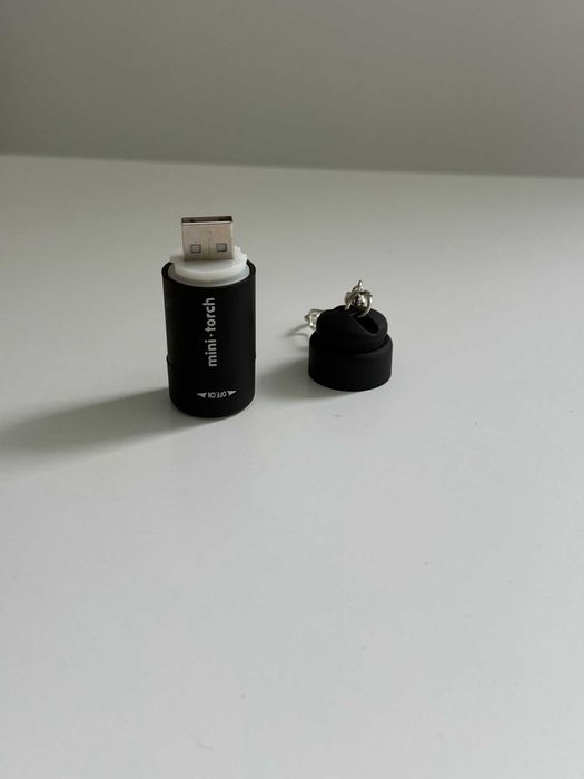 Mini lanterna USB porta‑chaves – Recarregável e resistente à água