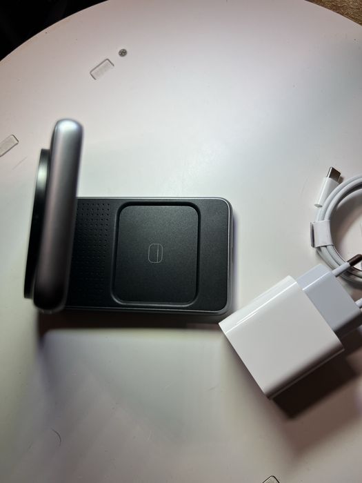 Станція для безпровідної зарядки телефону, часів та наушників