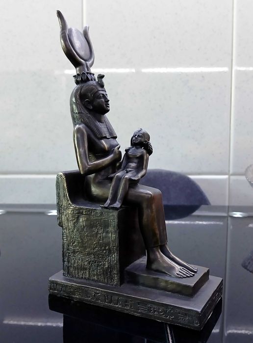 Artesanato Egípcio: Estatueta da deusa Ísis a amamentar Hórus bebé