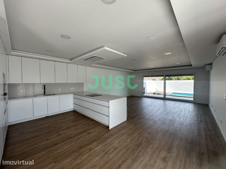 Ready-to-move-in T4 Villa with 4 Suites and Swimming Pool in Fernão Ferro.