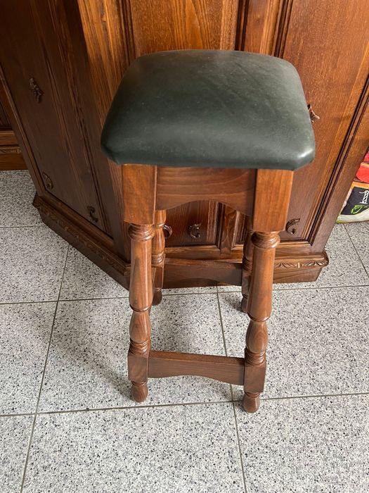 Móvel e bar em madeira