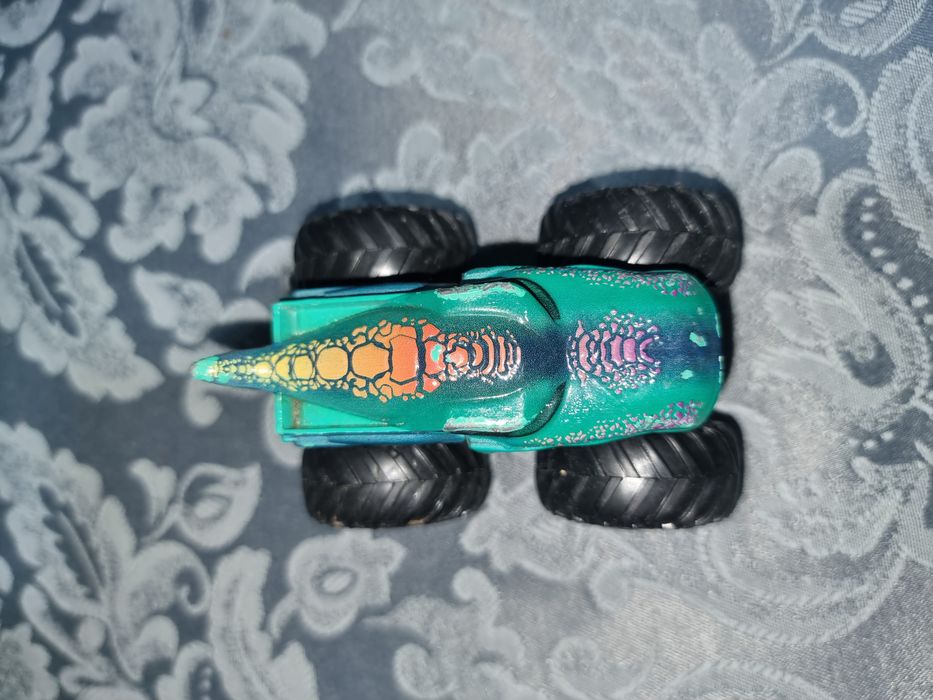 Vendo monster trucks wheels